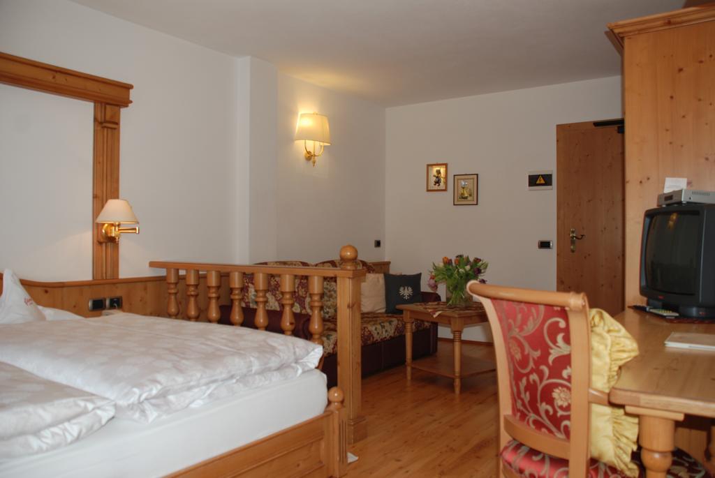 Hotel Flora Selva di Val Gardena Szoba fotó