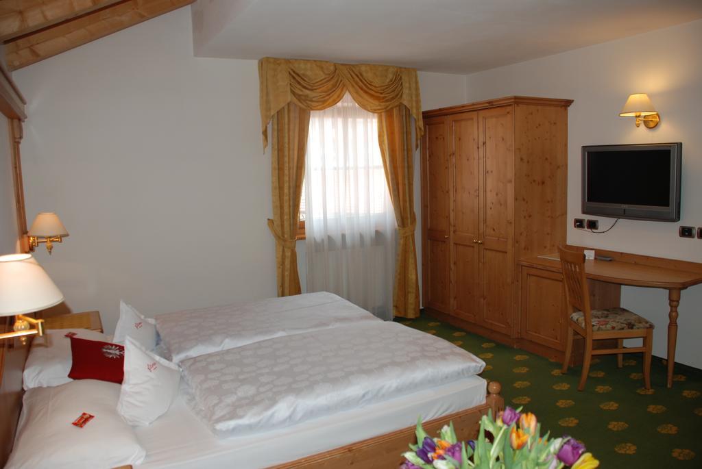 Hotel Flora Selva di Val Gardena Szoba fotó
