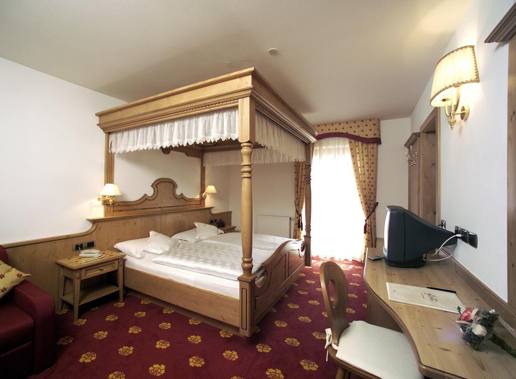 Hotel Flora Selva di Val Gardena Kültér fotó