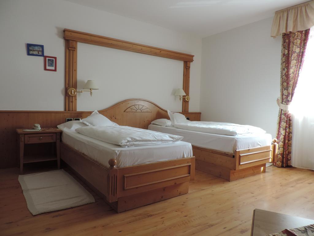 Hotel Flora Selva di Val Gardena Szoba fotó