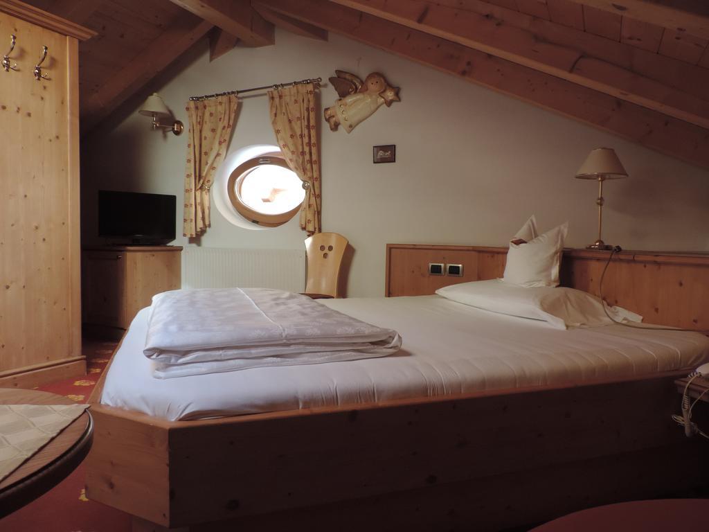 Hotel Flora Selva di Val Gardena Szoba fotó