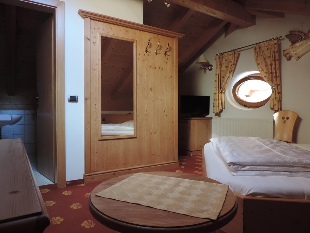 Hotel Flora Selva di Val Gardena Szoba fotó